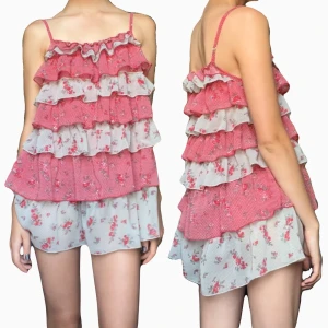 Volangklänning - Cute volangklänning! 🎀🌸🌺 Obs den är rätt så kort men funkar absolut som en klänning eller så hade den ocskå varit ass snygg över byxor som en längre topp! 😍😍