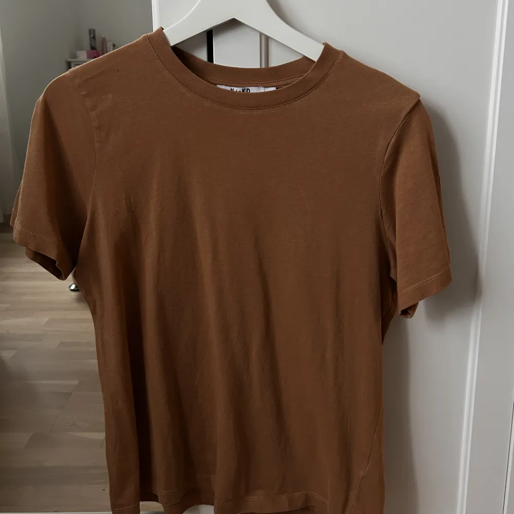Rostbrun tröja från nakd. Super fin! Storlek S men stor i storleken . T-shirts.