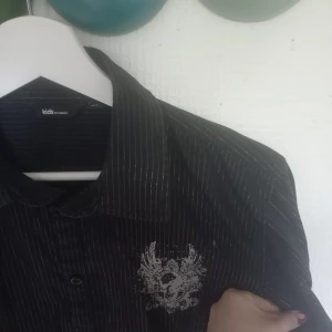 y2k skjorta - cool y2k skjorta. barnstorlek, men passar mig med m/l bra och oassar över en c-byst. säkert super snygg oversized:)