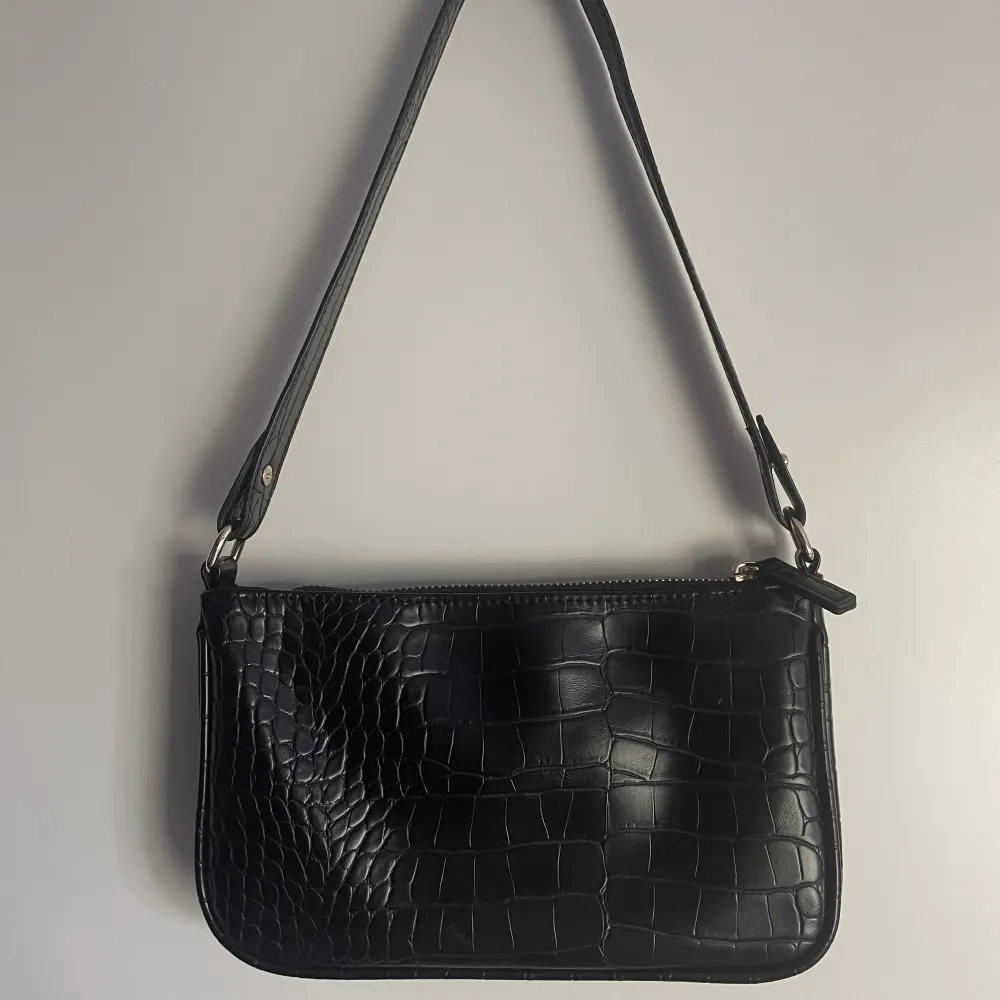 En fin svart väska från Kappahl i ormskinn mönster. Använt ca 2-3 gånger och är i bra skick!. Väskor.