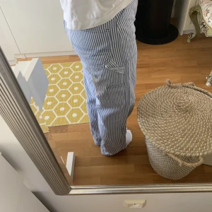 Jättefina randiga cargos! - Dessa byxor är jättebekväma och perfekta till sommaren ! Endast använda en gång och i ny skick🌟🎀
