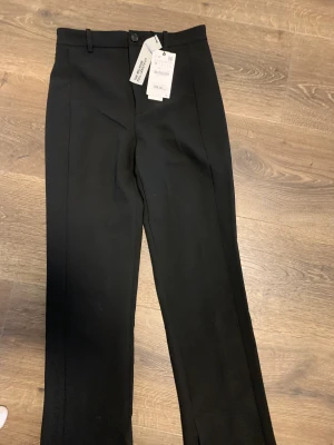 Zara kostymbyxor - Högmidjade och tighta med en slits vid benen. Långa i benen!! Aldrig använda 
