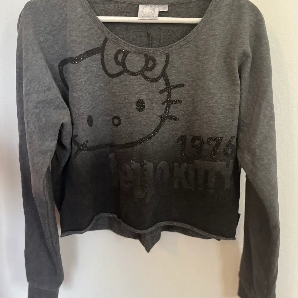 Svartgrå cropped Hello Kitty sweatshirt i fint skick. . Tröjor & Koftor.