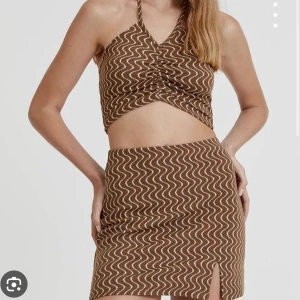 beige set  - (två första är lånade bilder) Pull&bear set köpt för ca 2 år sen, säljer då den är sällan använd, köpare står för frakt🤎