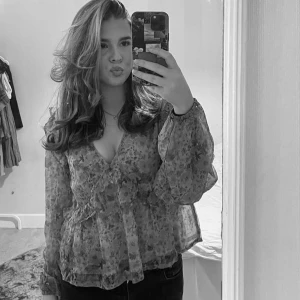 bik bok rosa blus - Säljer denna otroligt fina och populära blusen från bikbok. Har inte används mer än två gånger så säljer pga att den inte kommer till användning. Blusen är helt slutsåld online och nypris är 359kr. Skriv privat för fler bilder eller frågor💕