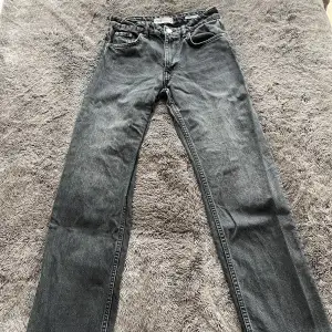 Svarta/grå jeans från Zara i modellen The midwaist straight. Storlek 36, fint skick!!