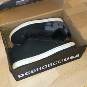 DC COURT GRAFFIK storlek 41 - DC court graffik skor. Sparsamt använda. Det finns lite smuts på vissa ställen men inget som inte kan tvättas bort.  Jag fick den som en julklapp 2022 och säljer dem för jag har växt ur dem.   Storlek EU 41 US 8,5 Kvitto finns ej men lådan finns.  Ny 800 