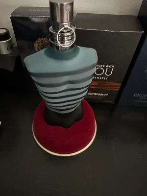 JPG LE MALE EDT - säljer min jpg le male parfym då den int kommer till ngn användning mer, parfymen luktar väldigt gott och passar alla killar oavsett ålder o i alla årstider Pris kan diskuteras lite vid SNABB AFFÄR.Äkta och ”box”ingår.Lite mindre än 75 ml kvar (se bild 2)