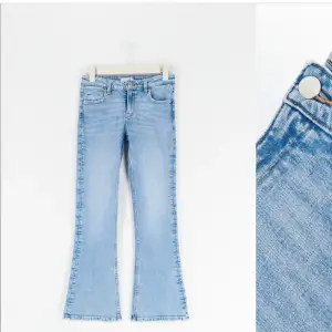 Säljer nu mina bootcut jeans i färgen ljusblå. Säljer de pga har ett par liknande. De är i storlek 158 men är som XS/S. Använda 2-3 gågner!🫶🏻🌸