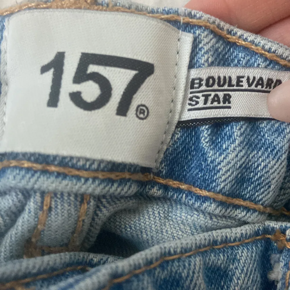 Ett par boulevard star jeans från läger 157. Utsvängda blåa byxor med hål på knäna, använda en gång typ. Storlek: 160. Säljer dom för 50-150 kan sänka🩷. Jeans & Byxor.