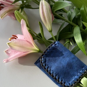 Korthållare  - Våran fina korthållare i färgen ”Night Blue”