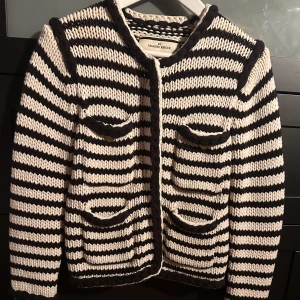 Stickad Kofta  - Säljer nu min jättefina stickade kofta från Malene Birger, då den inte kommer till användning, jättefint skick!🥰pris kan diskuteras! 