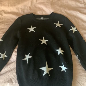 Snygg stjärn-tröja  - Jätte fin tröja med stjärnor på. Använd några gången men för liten nu!  Från shein.