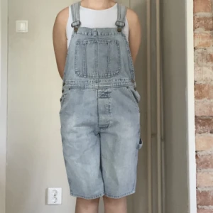 Hängselbyxor  - Snygga hängselbyxor! Säljer pga att jag aldrig använder dem längre. Köpt second hand och ena spännet är trasigt så jag har lagat det med lite silvertejp. Funkar jättebra ändå och syns inte supermkt enligt mig om man inte tittar noga. 