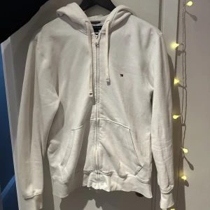 Tommy Hilfiger hoodie - 🤍Vit ziphoodie från Tommy Hilfiger i storlek S. (Herr tröja)