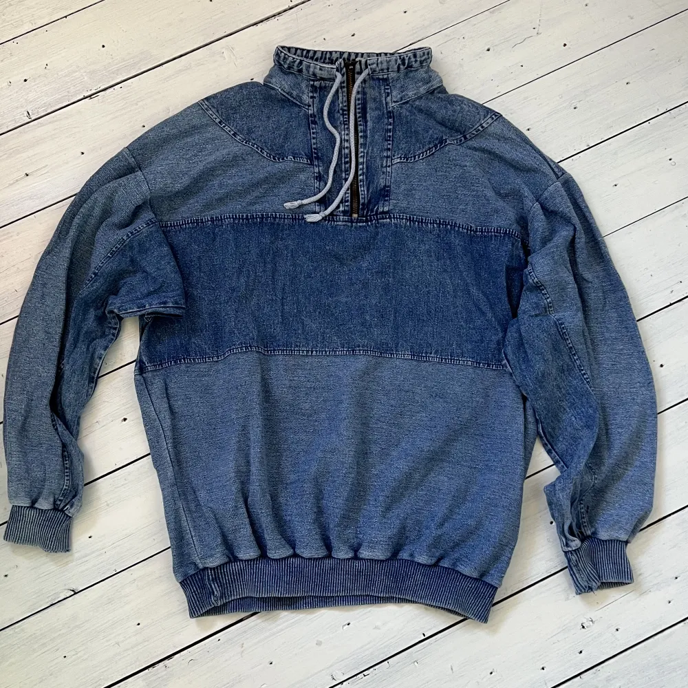 Vintage Sweatshirt i mjuk denim och bomull. Dragsko i halsen. Tröjor & Koftor.