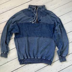 Vintage Sweatshirt i mjuk denim och bomull. Dragsko i halsen