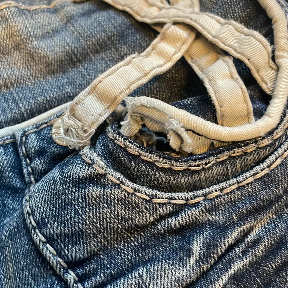 Nu säljer jag mina snygga jeans från ett märke som heter glitter dem är lite söndriga i en av dem vita ”banden” men stoppar du ner den så syms INGENTING! dem är i modell skinny men för mig sitter dom stright dom har en slits som gör att dom går ut där ner. Jeans & Byxor.