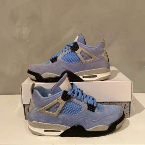 Använda Jordan 4 University blue Storlek 42 (US 8.5) Pris: 3400 kr   Äkta 🔥 Riktigt feta skor  till hösten och vintern ❄️