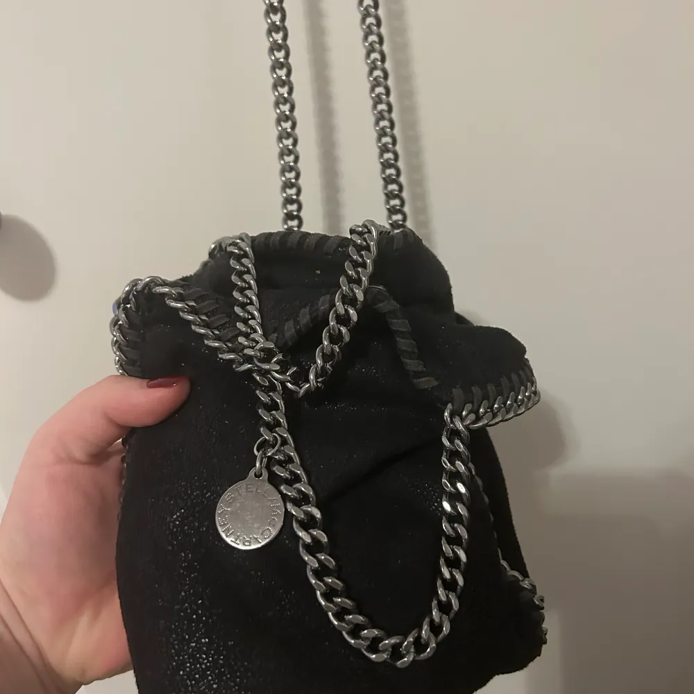 Säljer min Stella McCartney väska i modellen tiny falabella. Väskor.