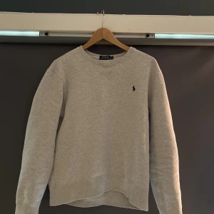 Ralph lauren crewneck - En fin Ralph lauren tröja i jätte bra skick till ett bra pris!! Går att pruta vid snabb affär😉