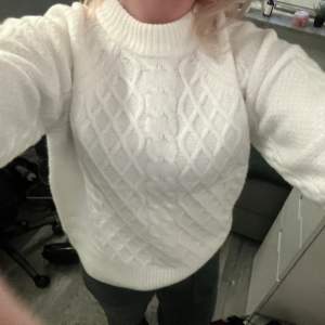 (aldrig använd + helt ny) vit stickad tröja i strl xs fast passar s/m !!
