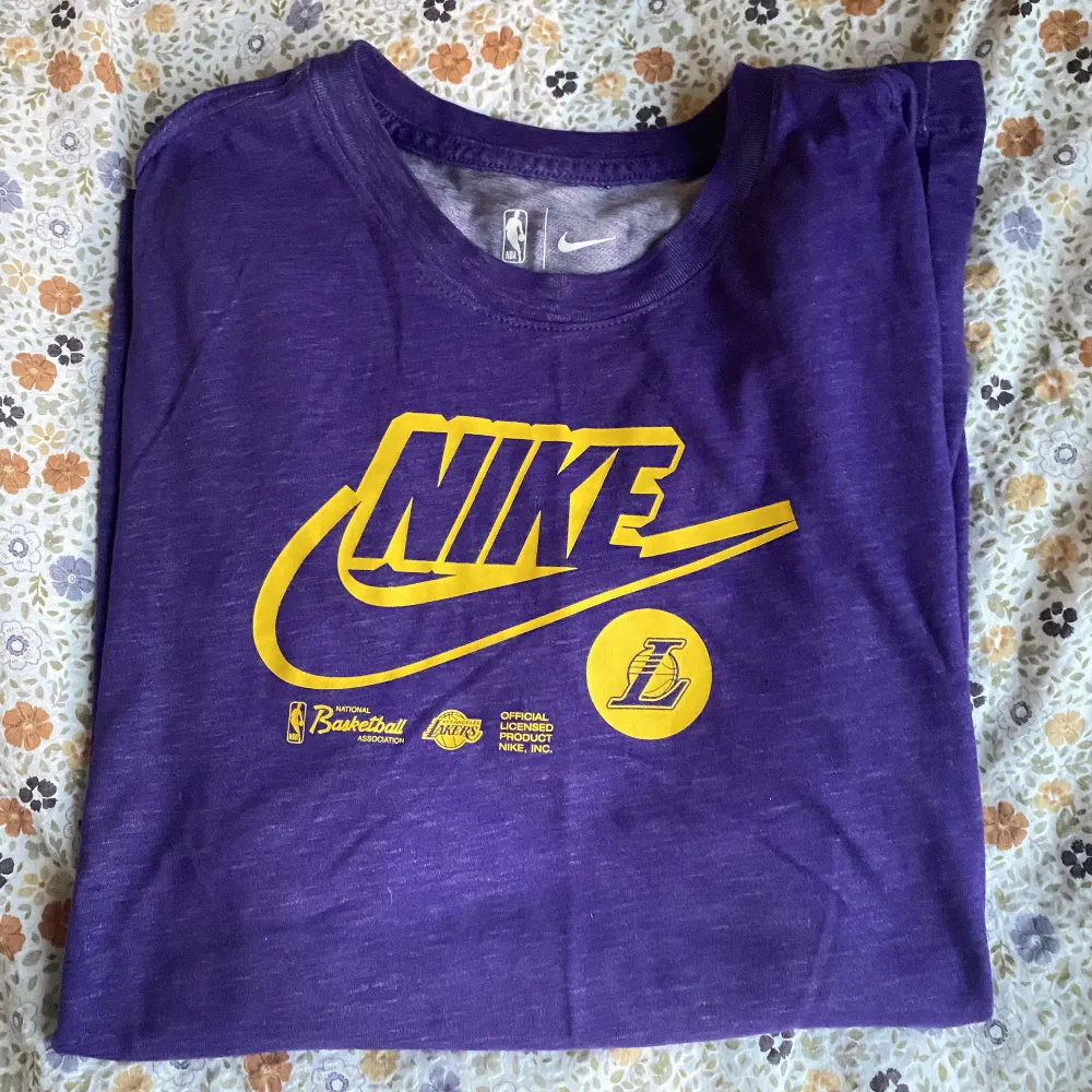 Nike X Lakers t-shirt i storlek M. Endast använd några få gånger. . T-shirts.