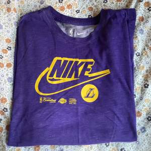 Nike X Lakers t-shirt i storlek M. Endast använd några få gånger. 