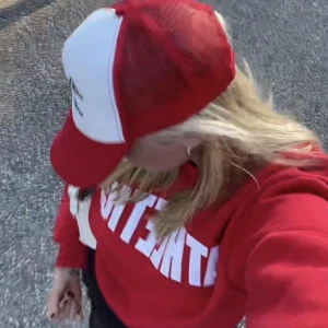 Sweatshirt - Säljer min röda sweatshirt i strl XS/S! väldigt fint skick❤️❤️‍🩹