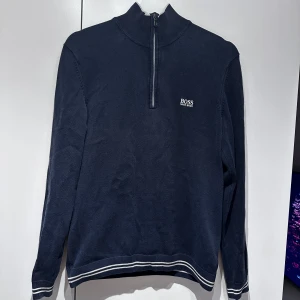 Hugo boss polo tröja  - En mörkblå Hugo boss polo tröja i fint skick