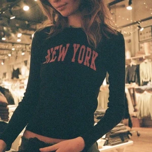 Brandy Melville långärmad t-shirt❤️‍🔥 - Superfin långärmad t-shirt, passar bra till allt och perfekt nu till hösten ❤️‍🔥 aldrig använd och är i one size men passar xs, s och m 