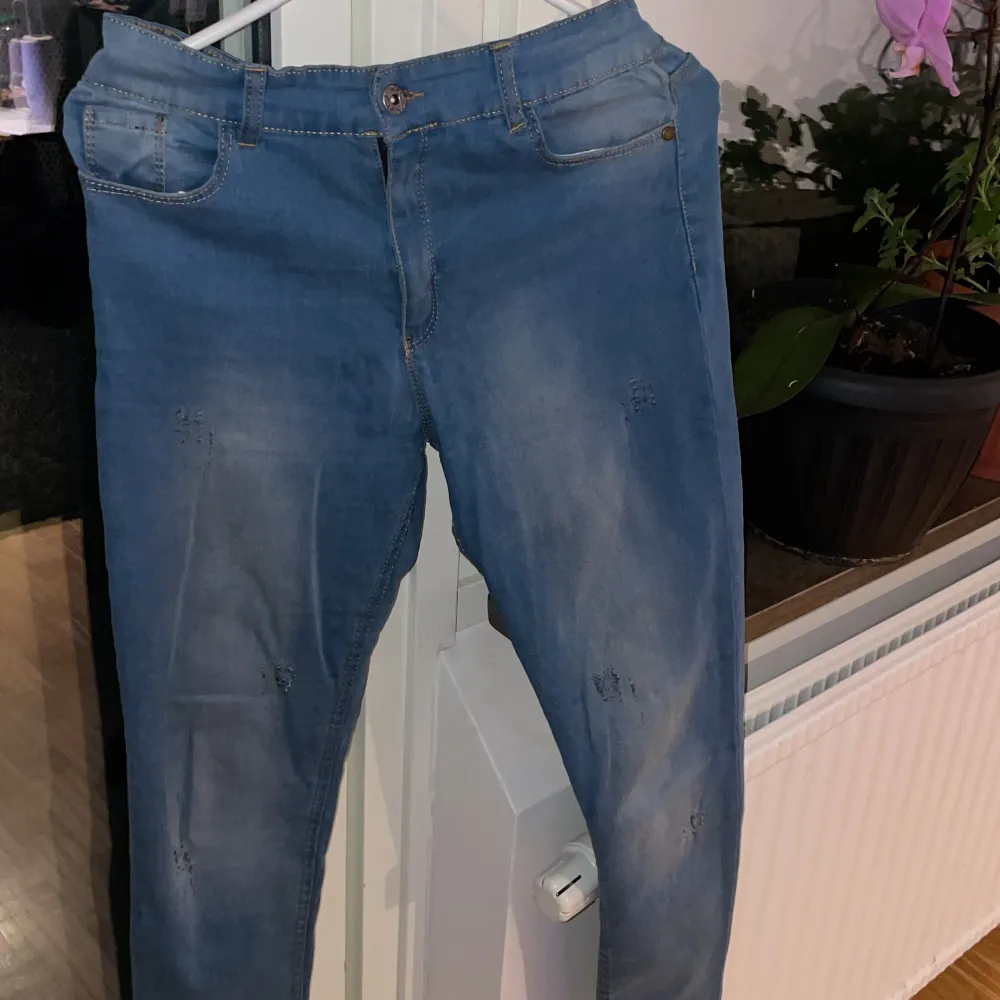 Säljer dessa jeans i strl: 28/ motsvarar S/M tror jag.. skinny jeans. . Jeans & Byxor.