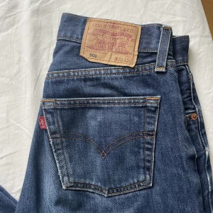 Vintage Levis 501 - Säljer mina så snygga vintage Levis 501 då de tyvärr blivit lite för tajta på mig. Märkta storlek 30, men uppskattas till 24-26 beroende på passform. Midjemått 34,5cm och innerbenslängd 82cm🫶🏻
