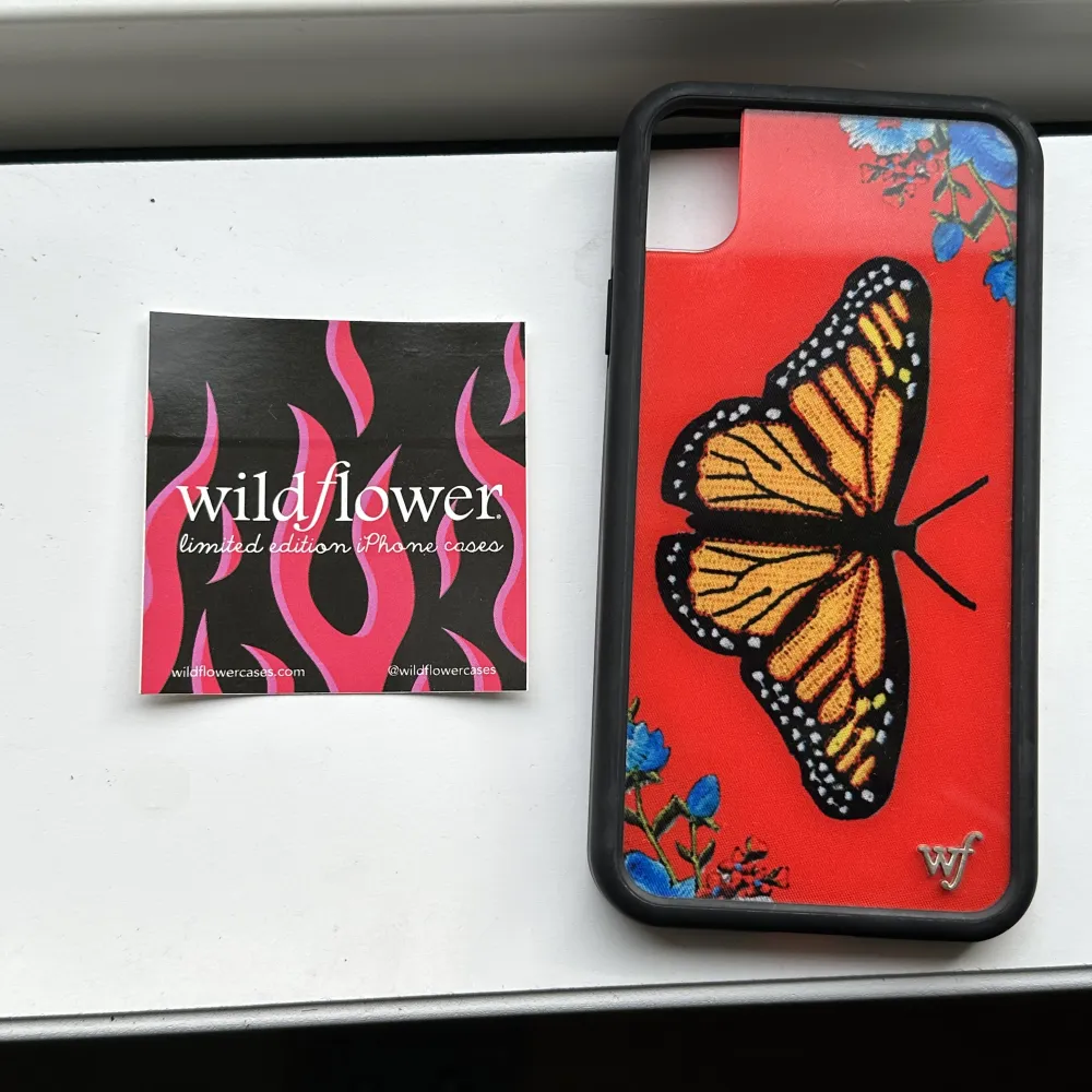 Ett iPhoneskal från märket Wildflower. Inköpt för ett par år sedan. Använt men i bra skick. Orginalförpackningen och en sticker medföljer.. Övrigt.