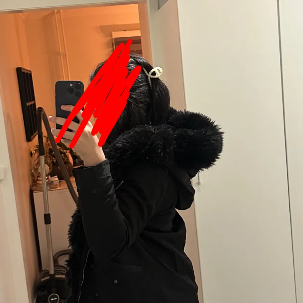 Säljer min fina vinterjacka som är köpt från garoff, drygt för 1 år sedan. Använd den ett par gånger och är i bra skick. Ganska användbart nu till vintern och är i storlek 38. Samt ganska mysig. Priset går att diskutera vid snabb affär.. Takit.