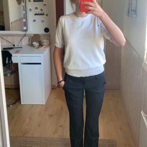 Vit stickad t-shirt - Super super fin tröja som säljes för att den inte kommer till användning!😍Den är i super skick❤️