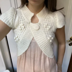 Stickad bolero  - Super söt stickad bolero/kofta! Mycket bra skick! 