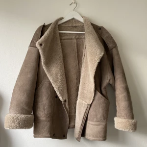 Vadderad skinnjacka  - Skinnjacka perfekt till sen höst/vinter. Jag har köpt den på loppis i Paris och använt den några gånger.  Strl 40. Missfärgad om man vecklar ut ena ärmen, en tydlig fläck uppepå ärmen och ett mindre synligt streck. Skulle behöva tvättas.