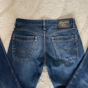 Ett par blåa vintage replay jeans i mycket bra skick. Dom har en rak fit. De är i storlek W 31 L 34.