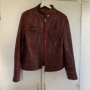 Röd skinnjacka - Supersnygg röd skinnjacka/läderjacka från Rollini❤️‍🔥. Perfekt till hösten! Dm för fler bilder