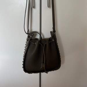 Väska som liknar Valentino 🤍 Khaki färg med inga tecken på slitage