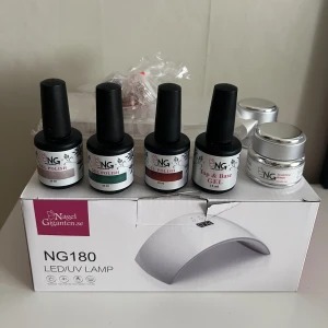 Gel kit nagelgiganten - Säljer gel kit, vissa helt oöppnade och andra är bara testade! Säljer för att det inte kommit till användning för mig, inte min grej.  Ingår: UV-lampa NG180, 3 gel polish,  Top base coat, Builder gel, Sculpting white gel, Nageltippar,  Glitter/detaljer.  