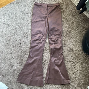 Bootcut lila byxor - Glansiga, storlek 38 men passar mellan 36-38. Använda 2 gånger.