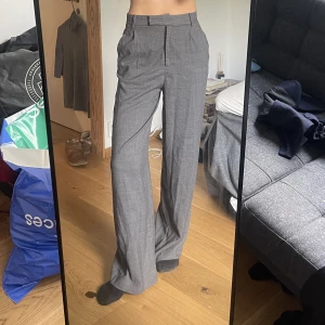 Grå kostymbyxor  - Aldrig använda. Jag är 172😊