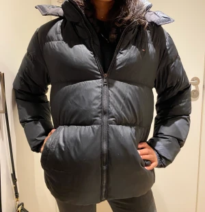 Tommy hilfiger - Fin Tommy hilfiger jacka köpte för ca 2000 och 600 är minsta bud🥰