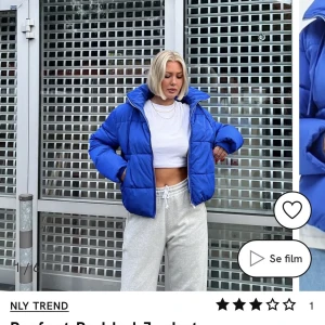 Vinterjacka - Säljer denna otroligt snygga jackan! Perfekt till höst/vinter🥰