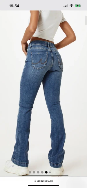 Ltb jeans  - Jag säljer nu mina blåa LTB jeans då de är för stora för mig. Jag försökte sy in dem men ångrade mig. Det finns inga tecken på jeansen som tyder på att jag har försökt att sy in dem förutom att jag har sprätt loss lappen och sytt på den igen. 