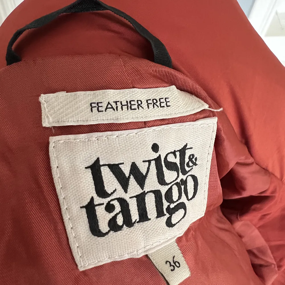 Sjukt snygg vinterjacka från Twist&Tango! Den är i storlek 36 men den är en oversized modell så passar även 38. Knappt använd.. Jackor.