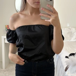 Svart topp - Svart off shoulder topp med puffärmar. Använd en gång.