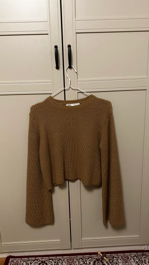 Zara stickad tröja - I ny skick, använd fåtal gånger. Passar dig som har S/M. 